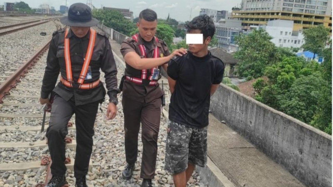 Pencurian kabel sinyal kereta api di Medan oleh MIS (23) berhasil digagalkan oleh petugas KAI, menimbulkan kerugian materiil dan potensi bahaya besar pada operasional kereta api.