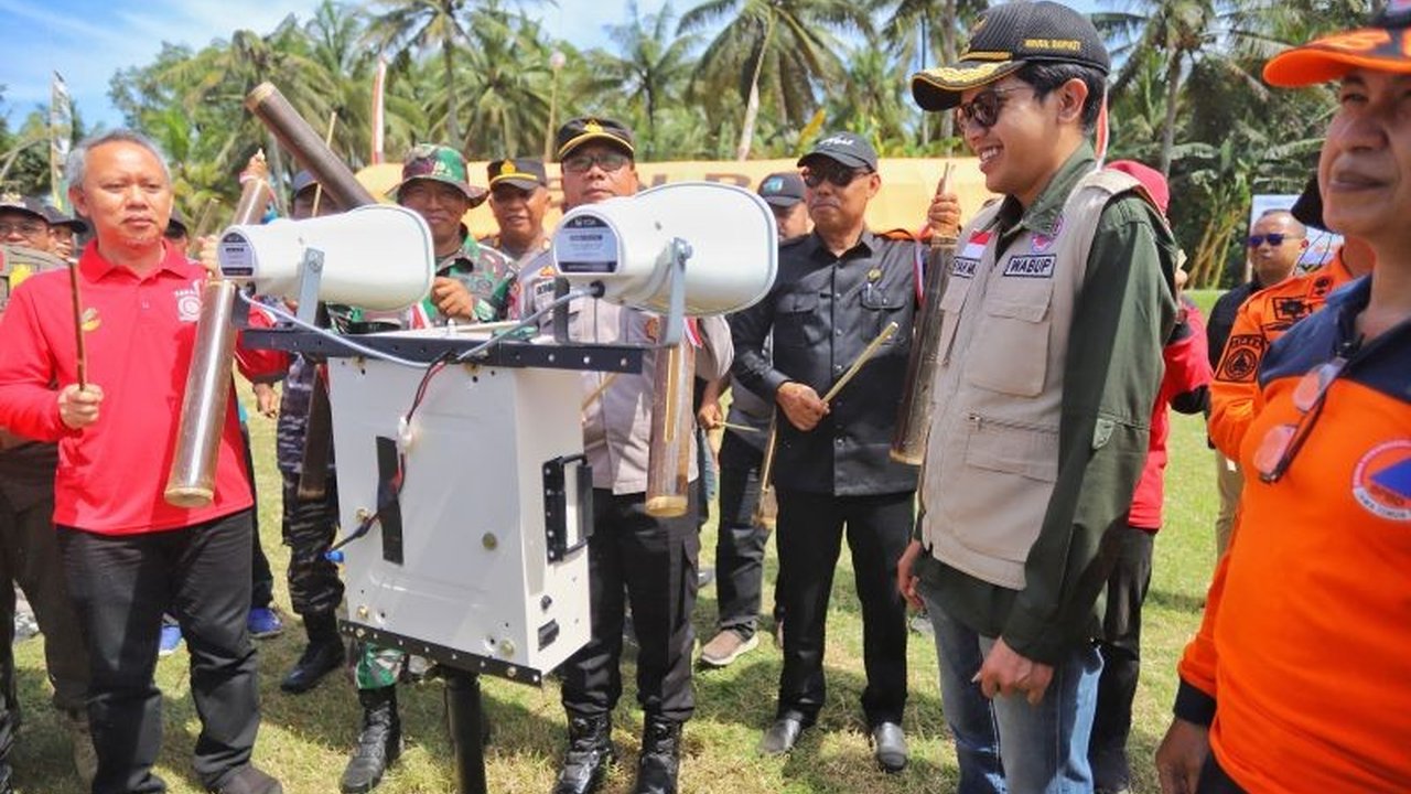 Festival Gempi 2025 di Trenggalek sukses meningkatkan kesiapsiagaan warga pesisir dalam menghadapi ancaman tsunami melalui simulasi evakuasi dan penanaman mangrove.