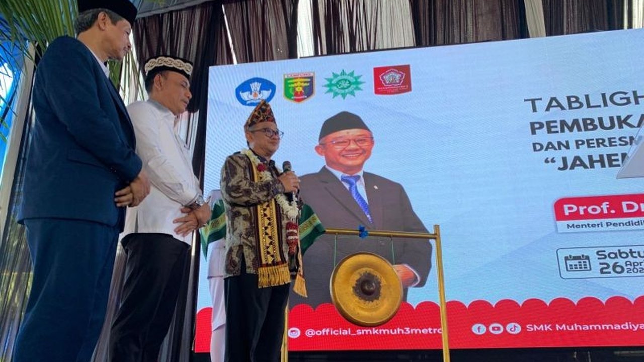 Mendikbud mengingatkan guru agar berhati-hati dalam menggunakan media sosial, menghindari konten sensasional dan hoaks, serta waspada terhadap penipuan online.