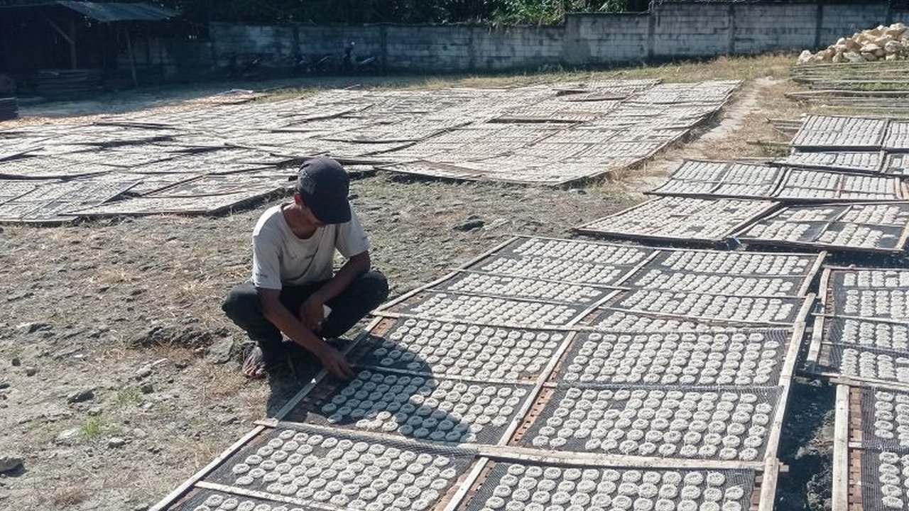 Industri kerupuk di Lebak, Banten, tak hanya menghasilkan camilan lezat, tetapi juga menjadi tulang punggung perekonomian dan penyerapan tenaga kerja lokal.
