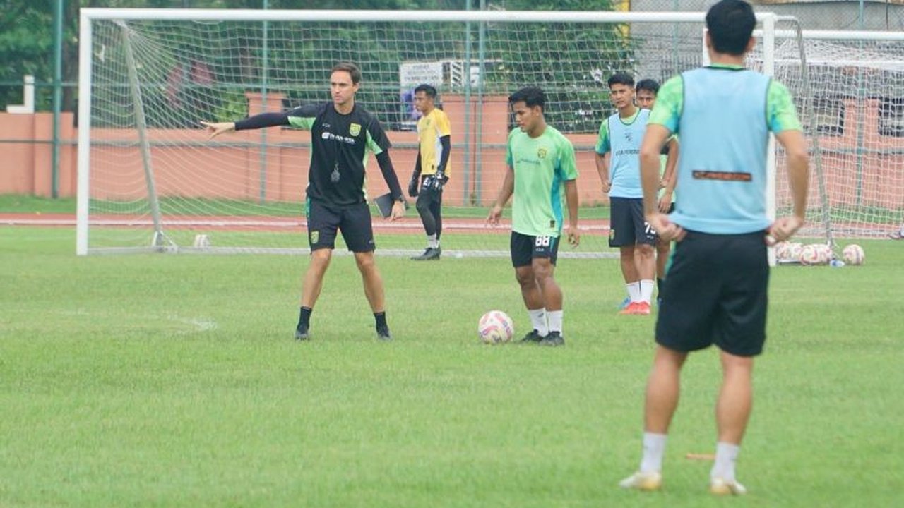 Pelatih Persebaya, Paul Munster, optimis menatap derbi melawan Arema FC meski tanpa Slavko Damjanovic; ia telah menyiapkan pengganti dan strategi khusus untuk laga tersebut.