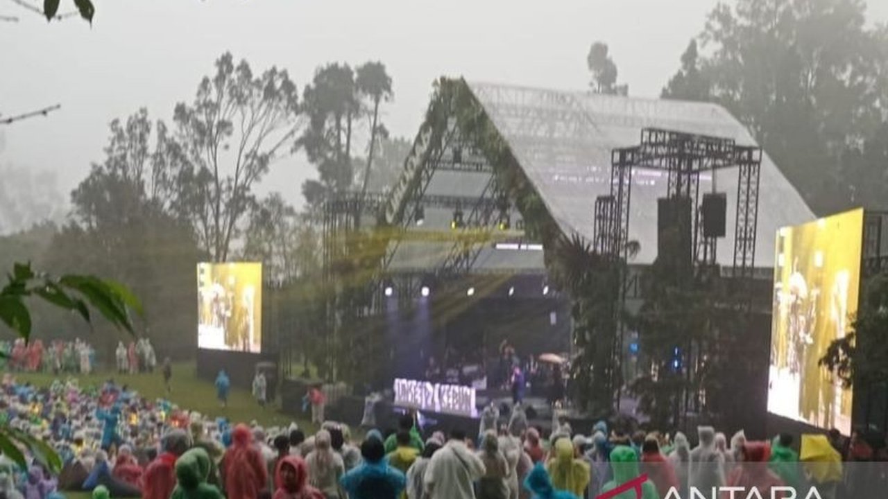 Kebun Raya Cibodas (KRC) di Cianjur sukses menarik 5.000 pengunjung dalam acara Sunset di Kebun 2024, yang memadukan konser musik dengan edukasi lingkungan dan konservasi.