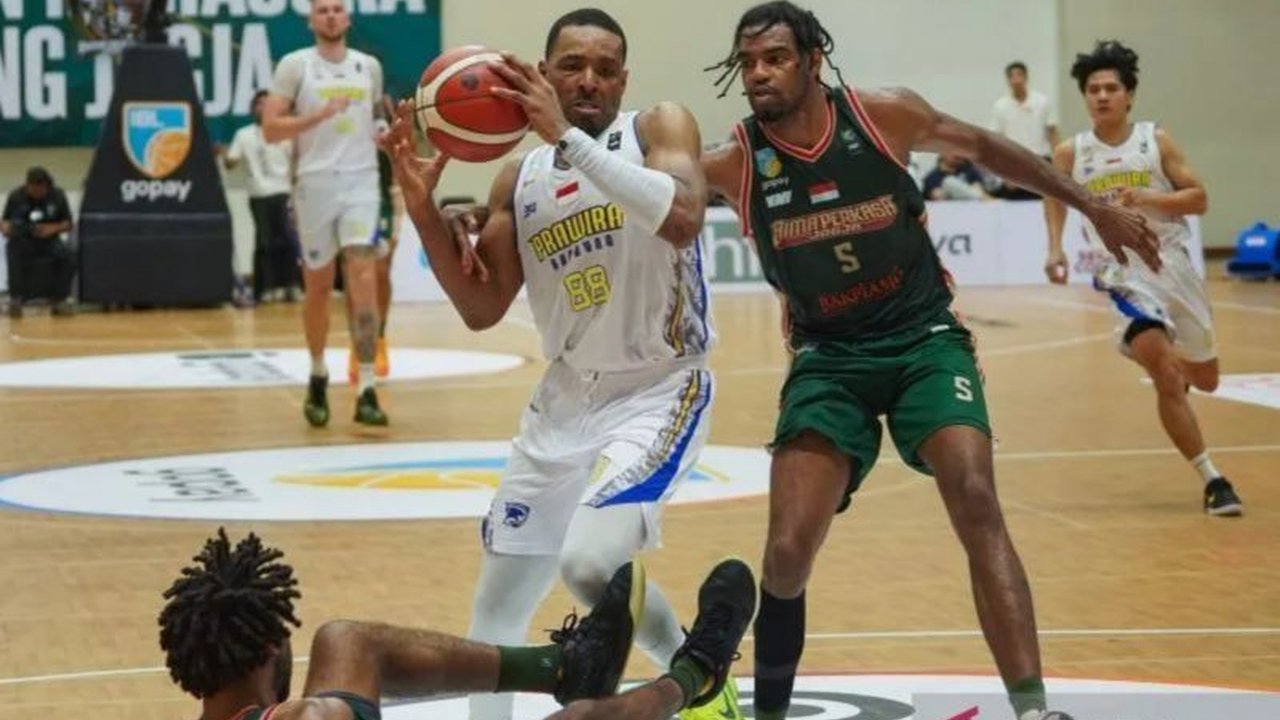 Prawira Bandung meraih kemenangan telak atas Bima Perkasa Jogja dengan skor 82-53 dalam lanjutan IBL Gopay 2025 di Yogyakarta, unggul dominan di kuarter kedua hingga keempat.