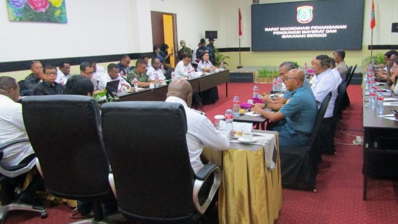 Kementerian HAM mengutamakan dialog dan prinsip kemanusiaan universal untuk menyelesaikan masalah pengungsi di Papua, khususnya di Maybrat, dan memastikan pemenuhan hak-hak dasar mereka.