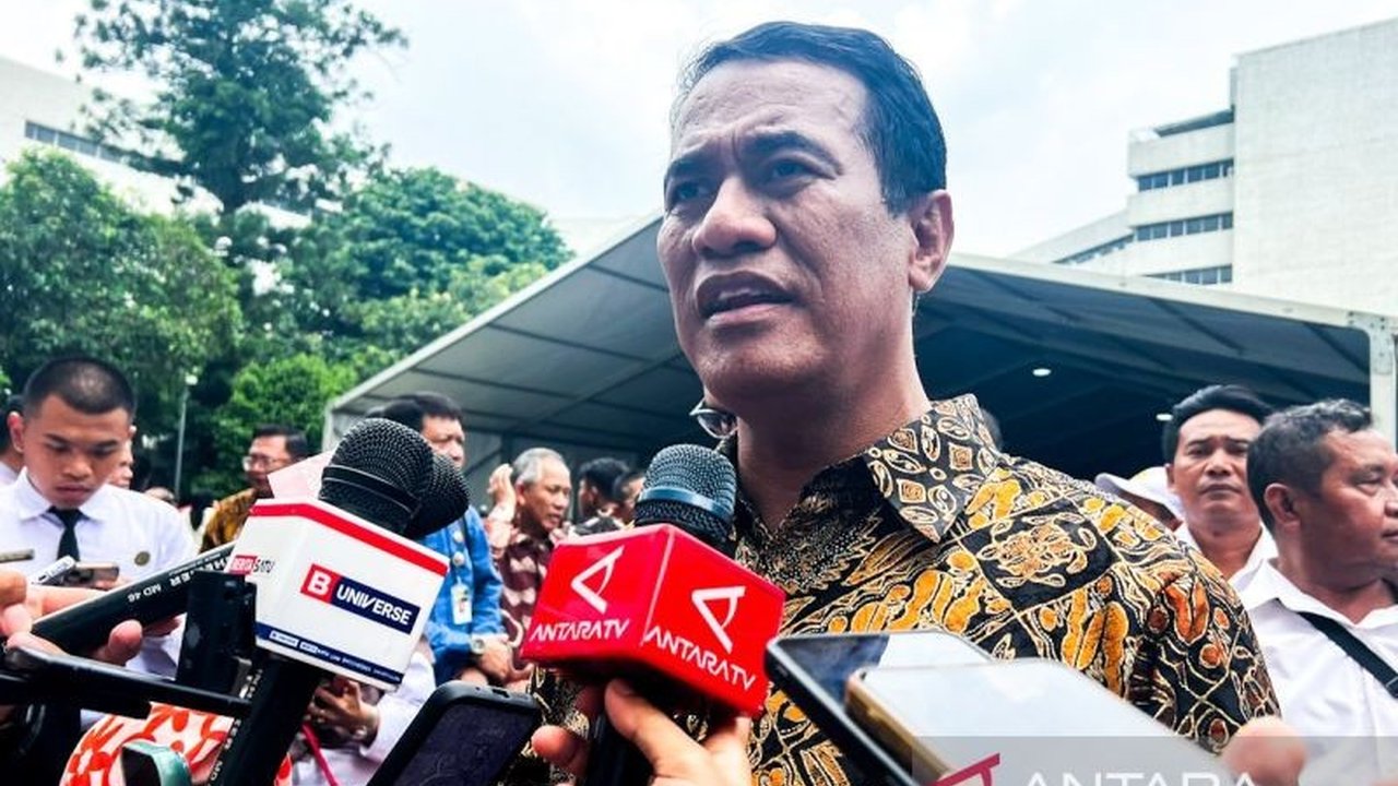 Menteri Pertanian memastikan harga ayam hidup akan kembali normal dalam waktu satu minggu, setelah sebelumnya mengalami penurunan akibat tingginya produksi.