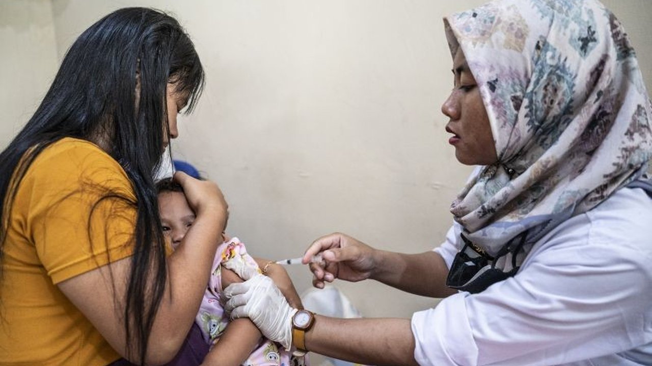 Pemerintah Indonesia berupaya memastikan imunisasi anak lengkap untuk mencegah penyakit dan kematian akibat penyakit yang dapat dicegah dengan imunisasi, mencapai cakupan tinggi dan merata di seluruh Indonesia.