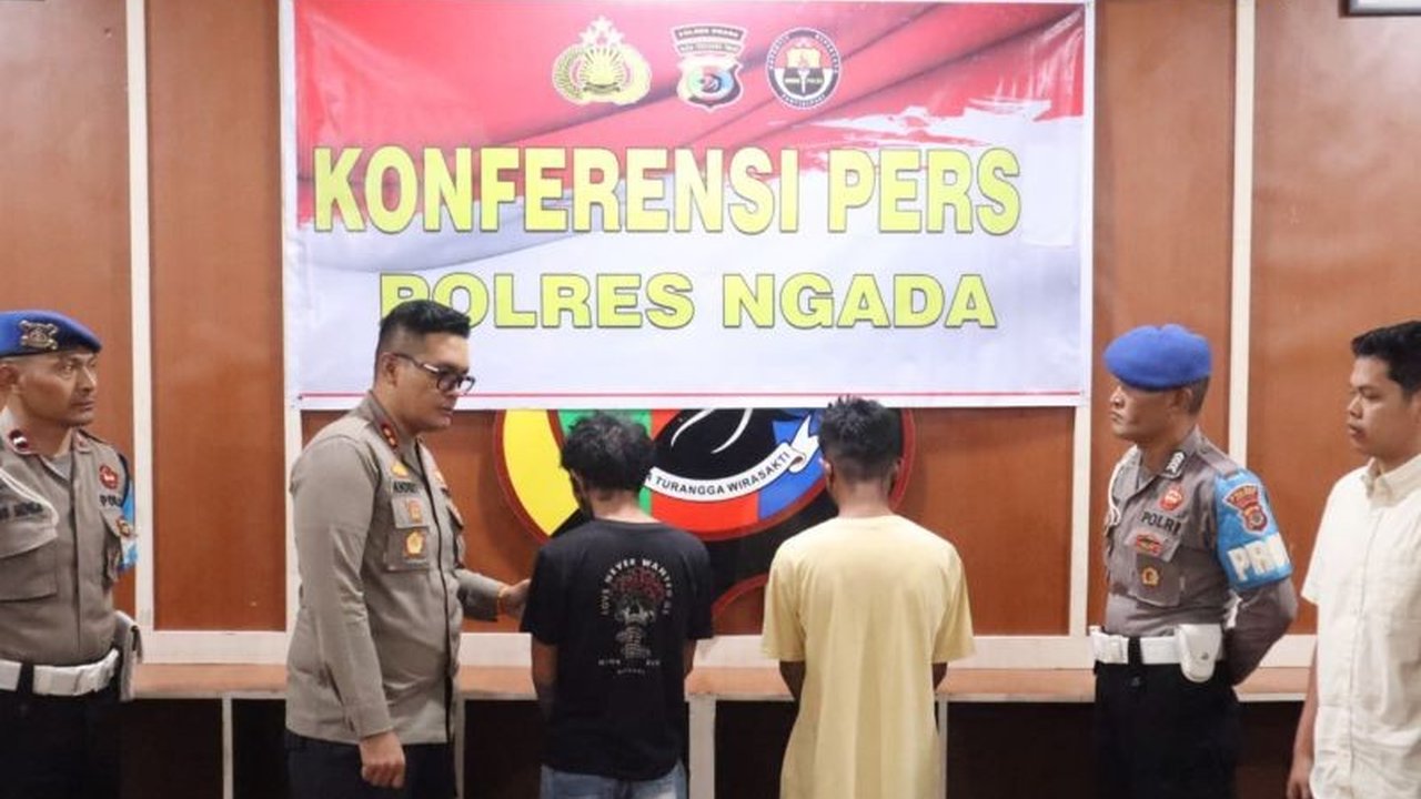 Polres Ngada berhasil menangkap dua pelaku pembuat dan pengedar uang palsu di Kecamatan Jerebu'u, Kabupaten Ngada, Nusa Tenggara Timur, setelah seorang warga melaporkan temuan uang palsu.