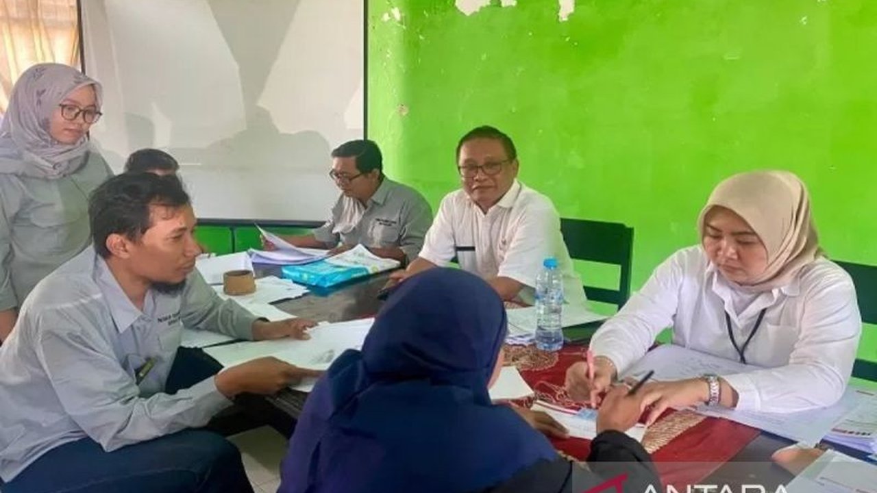 Pemerintah Provinsi Jawa Timur menyalurkan bantuan modal usaha senilai Rp1,5 juta kepada 296 warga miskin ekstrem di Kabupaten Pamekasan untuk mengurangi angka kemiskinan ekstrem di Jawa Timur pada tahun anggaran 2025.
