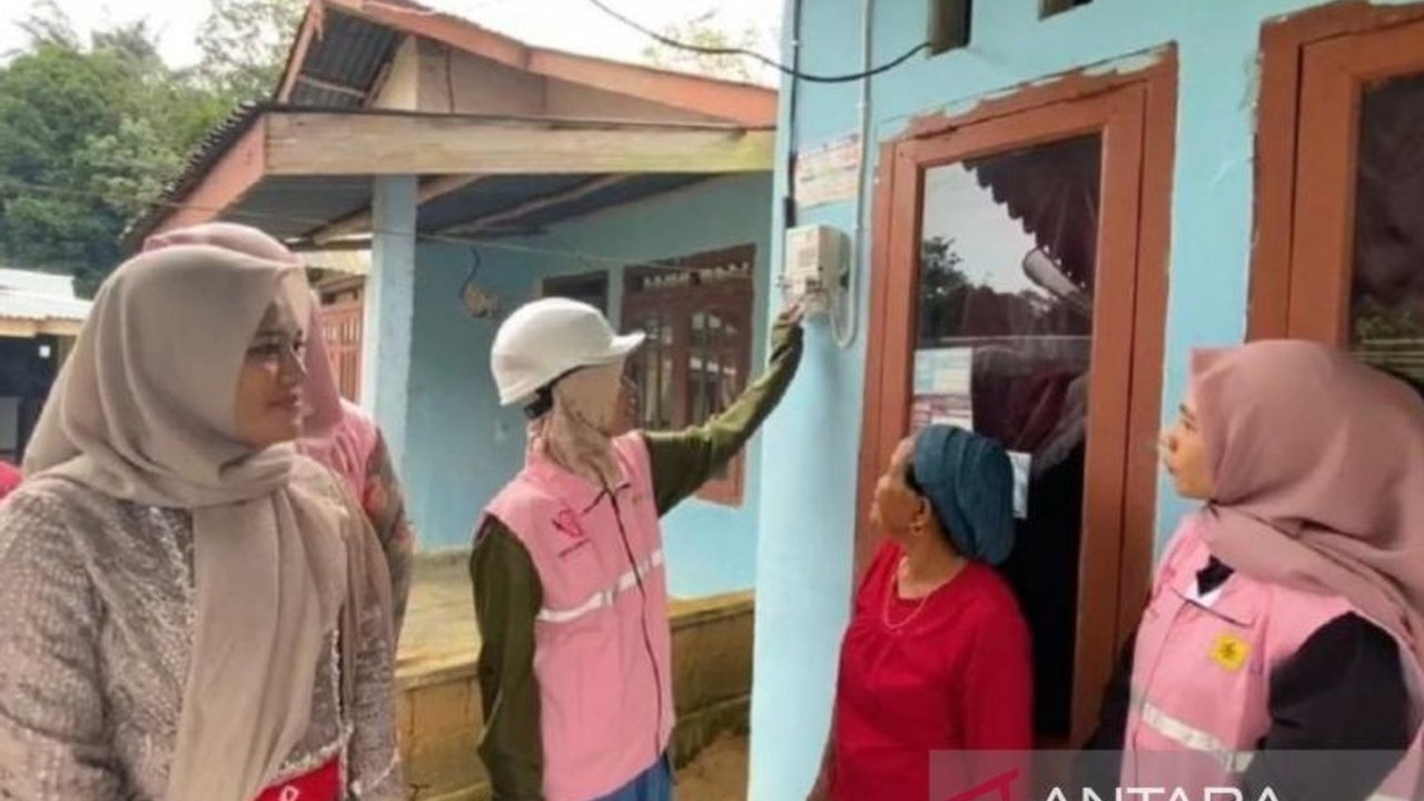 Dalam semangat Hari Kartini, Srikandi PLN UP3 Belitung menyalakan harapan baru bagi warga prasejahtera melalui program 'Light Up The Dream' dengan pemasangan listrik gratis dan bantuan sembako.