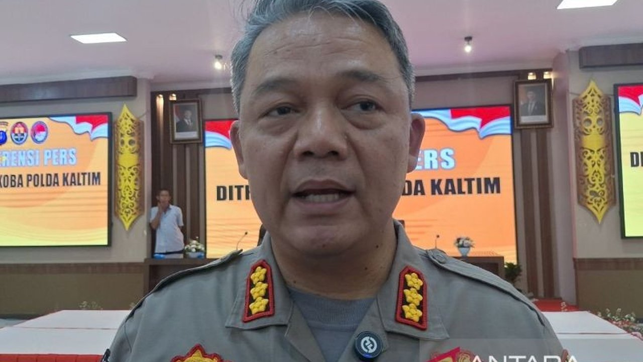 Tiga personel Polresta Samarinda terancam dipecat karena terlibat kasus dugaan penyelundupan narkoba ke ruang tahanan akibat kelalaian pemeriksaan barang bawaan, melanggar SOP.