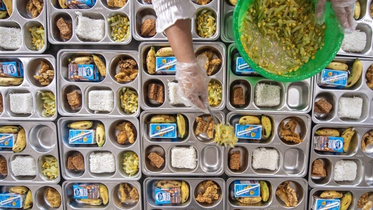 Pengelola dapur MBG di Bogor, Jimmy Hantu, ungkapkan kepuasan atas mekanisme pembayaran yang transparan dan lancar dari Badan Gizi Nasional (BGN), bahkan mengalami kelebihan bayar dan mengembalikannya.