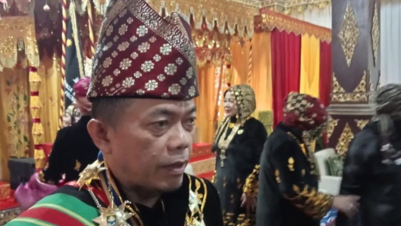 Gubernur Jambi, Al Haris, resmi dikukuhkan sebagai pemangku adat Lembaga Adat Melayu (LAM) Jambi,  membawa tanggung jawab besar dalam menjaga harmoni dan keadilan di Provinsi Jambi.