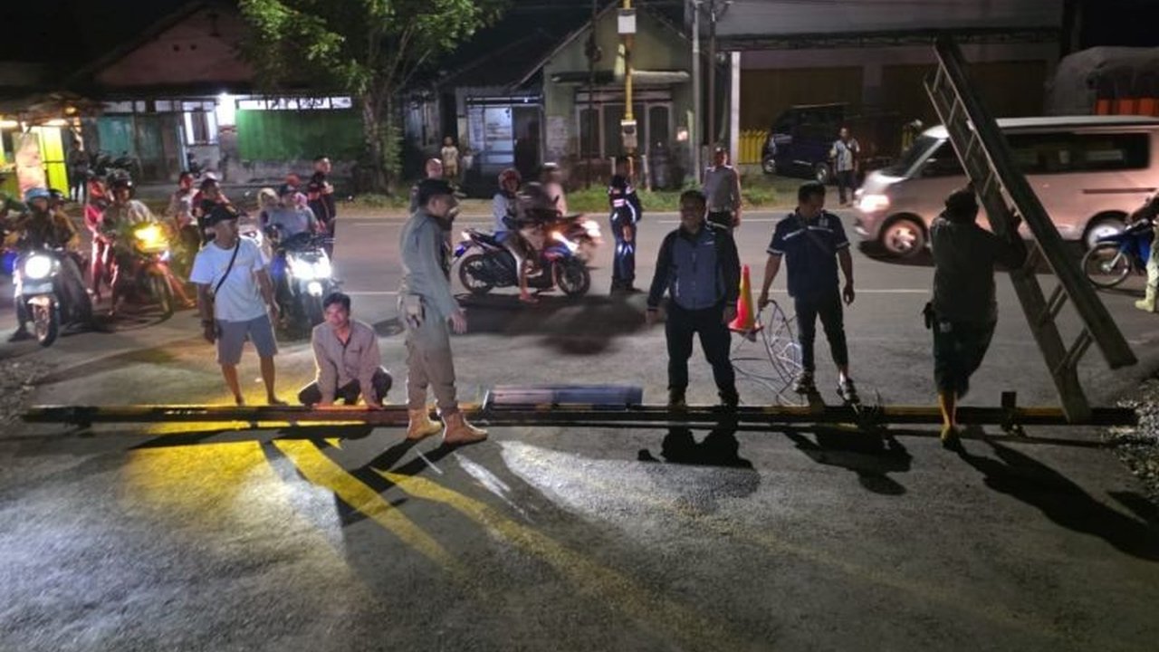 Pemkab Jember membongkar portal perlintasan kereta api yang dipasang KAI di Jalan Rasamala karena dinilai melanggar aturan dan kewenangan pengelolaan jalan, memicu polemik soal keselamatan dan kewenangan.