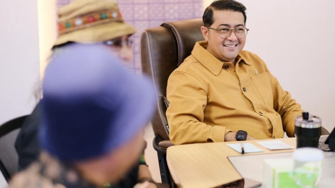 Menteri Ekonomi Kreatif mendorong pengembangan puisi sebagai bagian ekonomi kreatif, melihat potensi komersialnya dan peran pentingnya dalam budaya Indonesia.