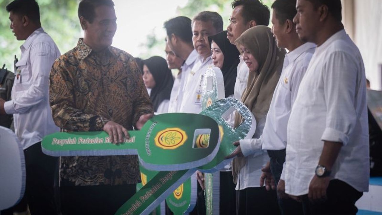 Widya Dewi, penyuluh pertanian dari Hulu Sungai Utara (HSU), Kalimantan Selatan, meraih penghargaan dari Menteri Pertanian RI atas dedikasinya dalam program swasembada pangan.