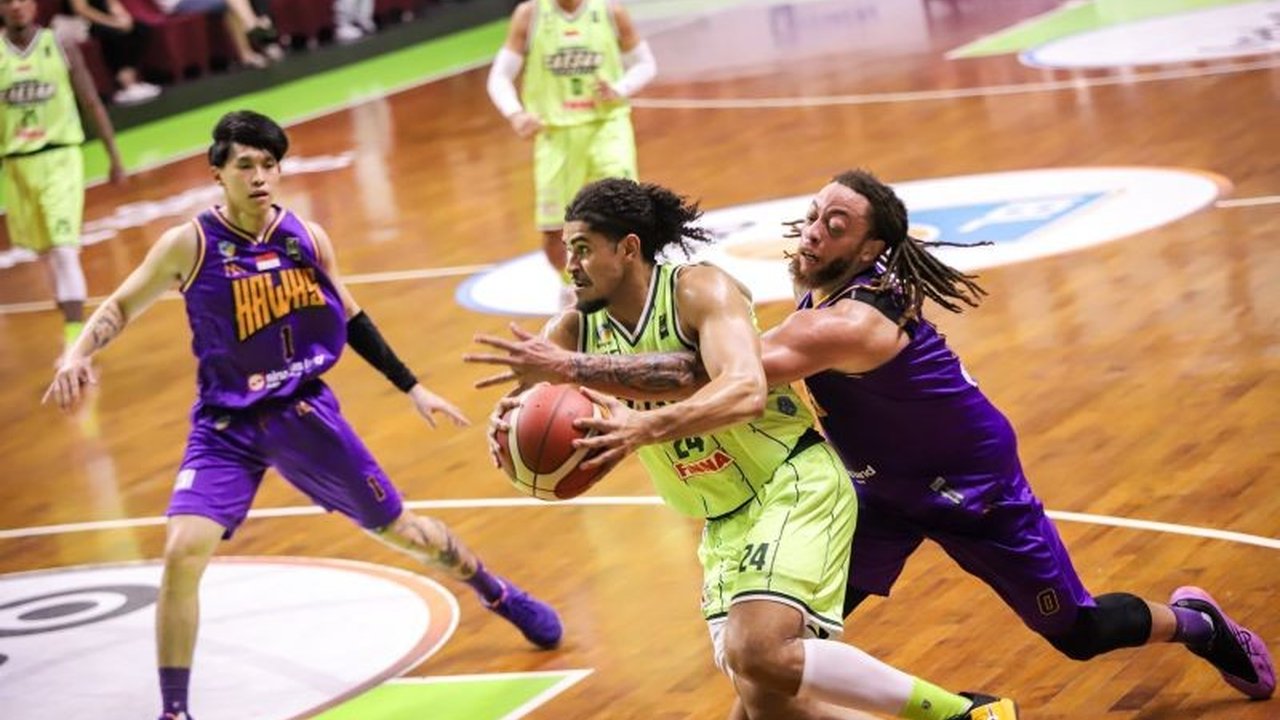 Pelatih Tangerang Hawks, Antonius Joko Endratmo, mengakui performa timnya yang buruk saat melawan Pacific Caesar Surabaya, dan berjanji untuk memperbaiki strategi pertahanan serta menjaga emosi pemain di pertandingan mendatang.