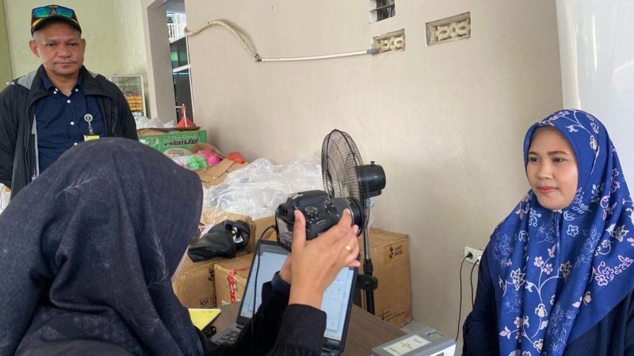 Program Eazy Passport di Kolaka dan Kolaka Utara, Sulawesi Tenggara, permudah warga urus paspor tanpa ke Kantor Imigrasi Kendari; ratusan paspor terbit.