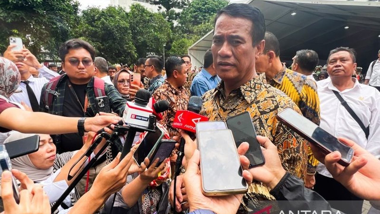 Menteri Pertanian Andi Amran Sulaiman siapkan 10 ribu bibit kedelai unggul untuk tingkatkan produksi dalam negeri dan tekan harga kedelai yang sedang tinggi.