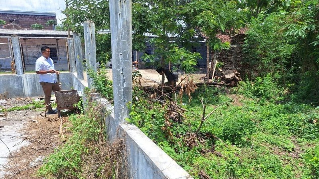 Tersangka TM diduga melakukan korupsi hibah 20 ekor sapi dari Kementerian Pertanian di Karanganyar dengan kerugian negara mencapai Rp269.500.000.