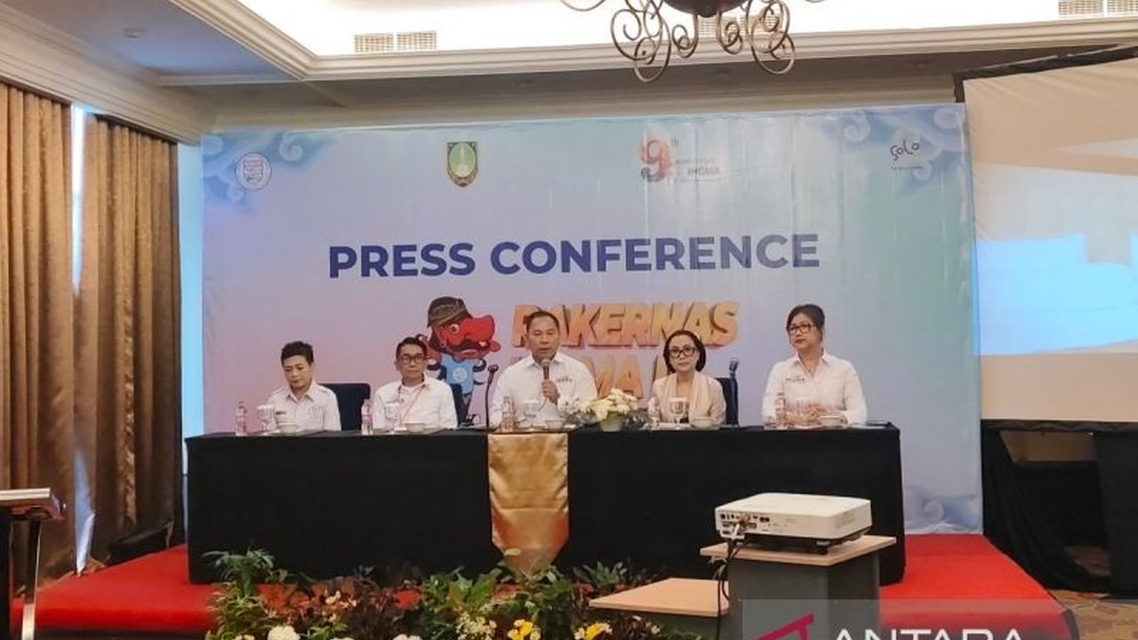 Ketua Umum IHGMA, I Gede Arya Pering Arimbawa, memberikan sejumlah rekomendasi kepada pemerintah terkait efisiensi anggaran yang berdampak pada sektor perhotelan, termasuk pemanfaatan fasilitas hotel dan strategi diversifikasi pasar.