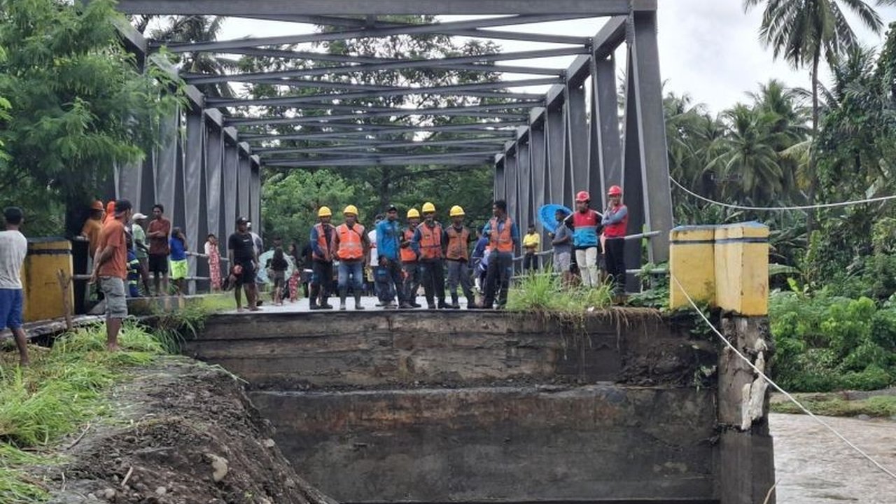 PLN UIW MMU percepat pemulihan jaringan listrik di Halmahera Utara pasca cuaca ekstrem yang menyebabkan kerusakan parah pada 23 tiang listrik dan jembatan penghubung antar desa.