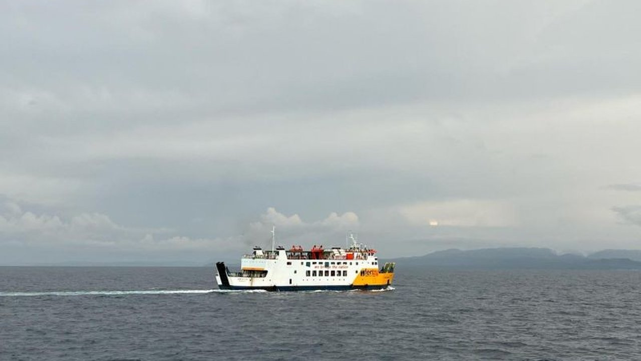 ASDP Ambon berencana menambah rute penyeberangan antarpulau kecil di Maluku untuk meningkatkan konektivitas dan pertumbuhan ekonomi daerah, dengan rute Bula-Teor-Kesui-Tual sebagai prioritas.