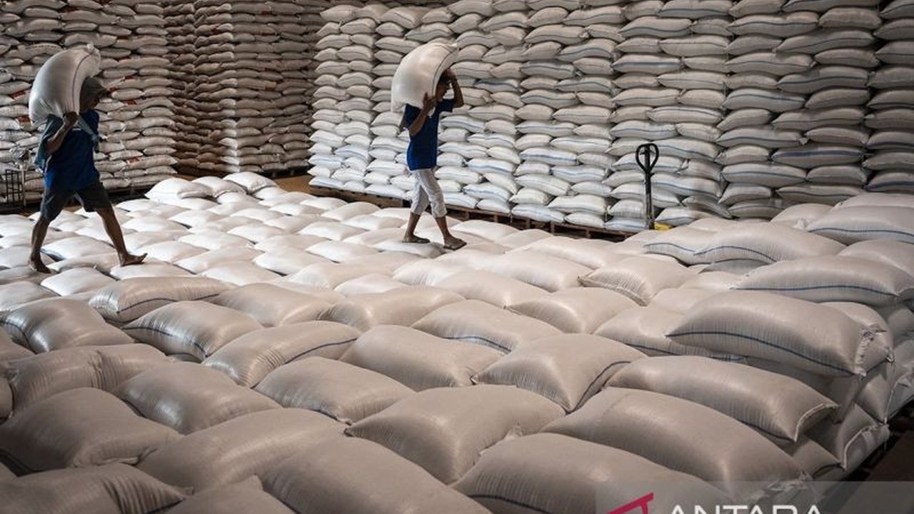 Indonesia mencapai rekor tertinggi cadangan beras 4 juta ton, namun tantangan pengelolaan dan penyimpanan menjadi fokus utama ketahanan pangan nasional.