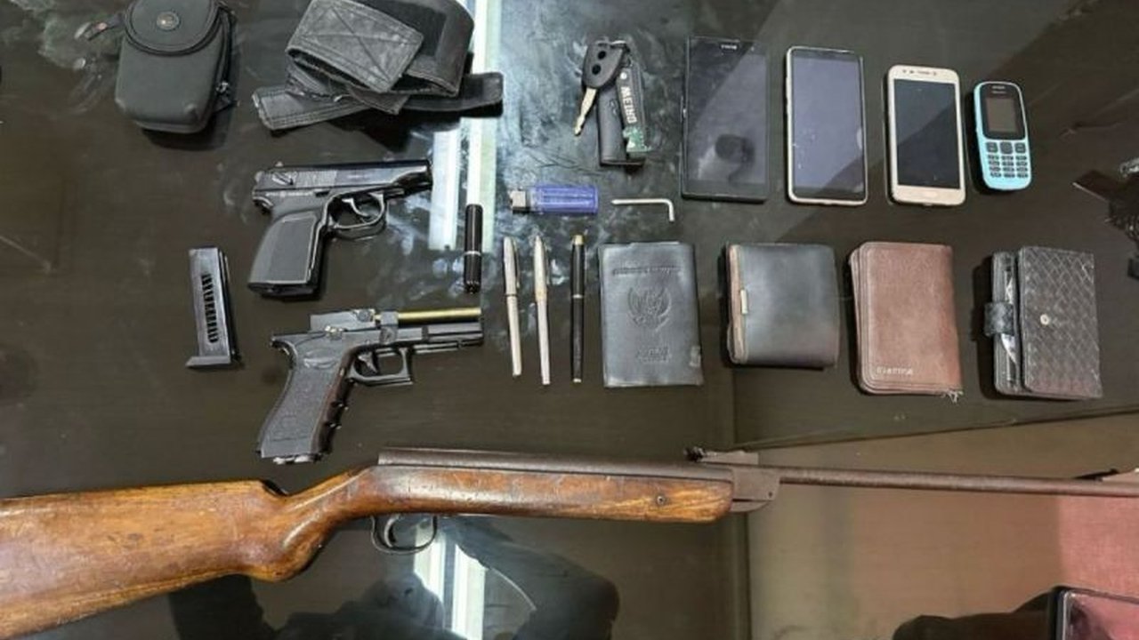 Seorang pengacara berinisial S ditangkap polisi karena kepemilikan senjata api ilegal dan narkoba setelah terlibat kecelakaan lalu lintas di Senen, Jakarta Pusat.