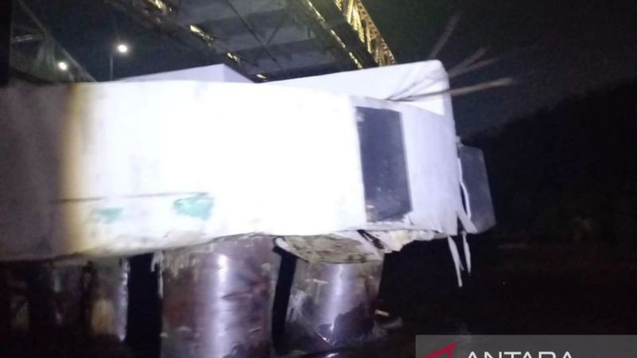 Jembatan Mahakam I di Samarinda, Kalimantan Timur, kembali ditabrak tongkang bermuatan batu bara untuk yang ke-23 kalinya, menyebabkan kerusakan pada fender jembatan.