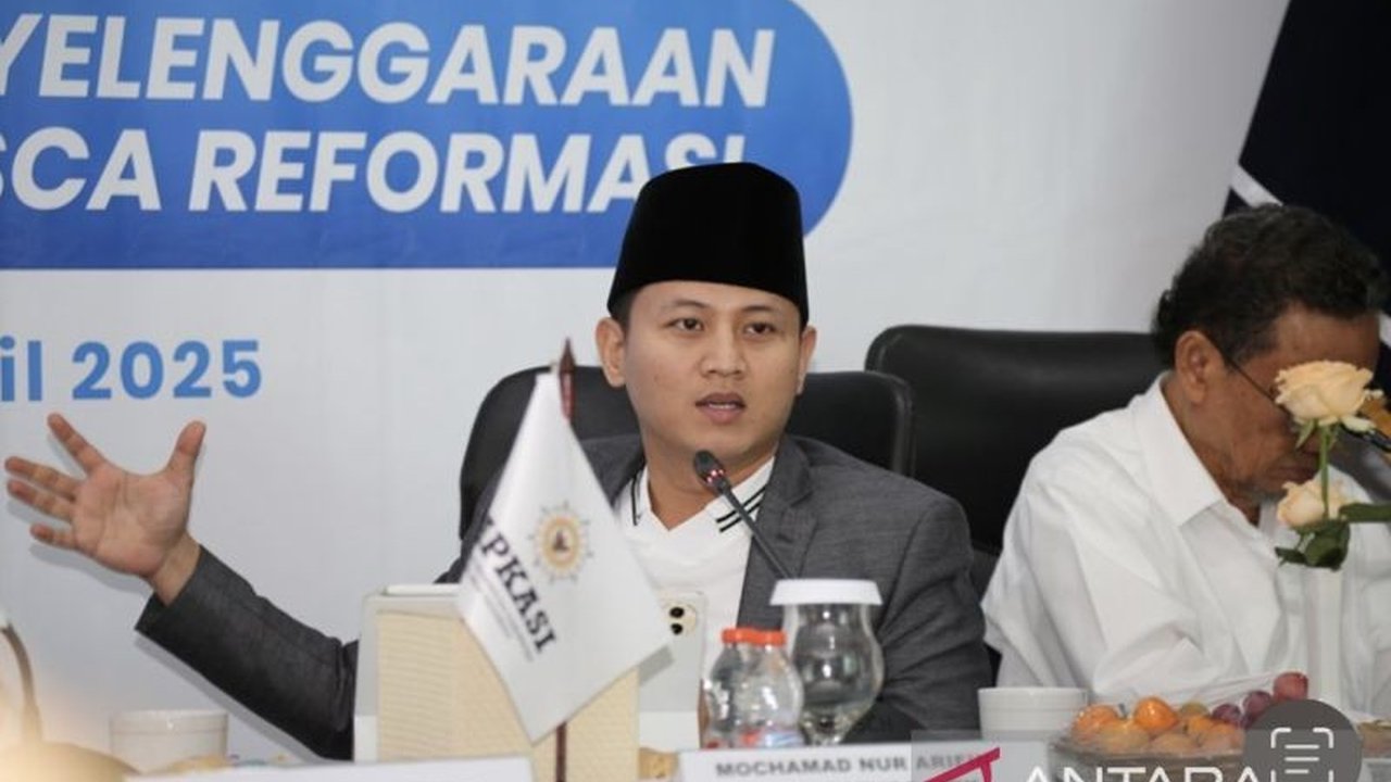 Setelah 25 tahun reformasi, otonomi daerah di Indonesia masih menjadi medan perjuangan yang kompleks, antara cita-cita pemberdayaan daerah dan kendala birokrasi serta kebijakan pusat.