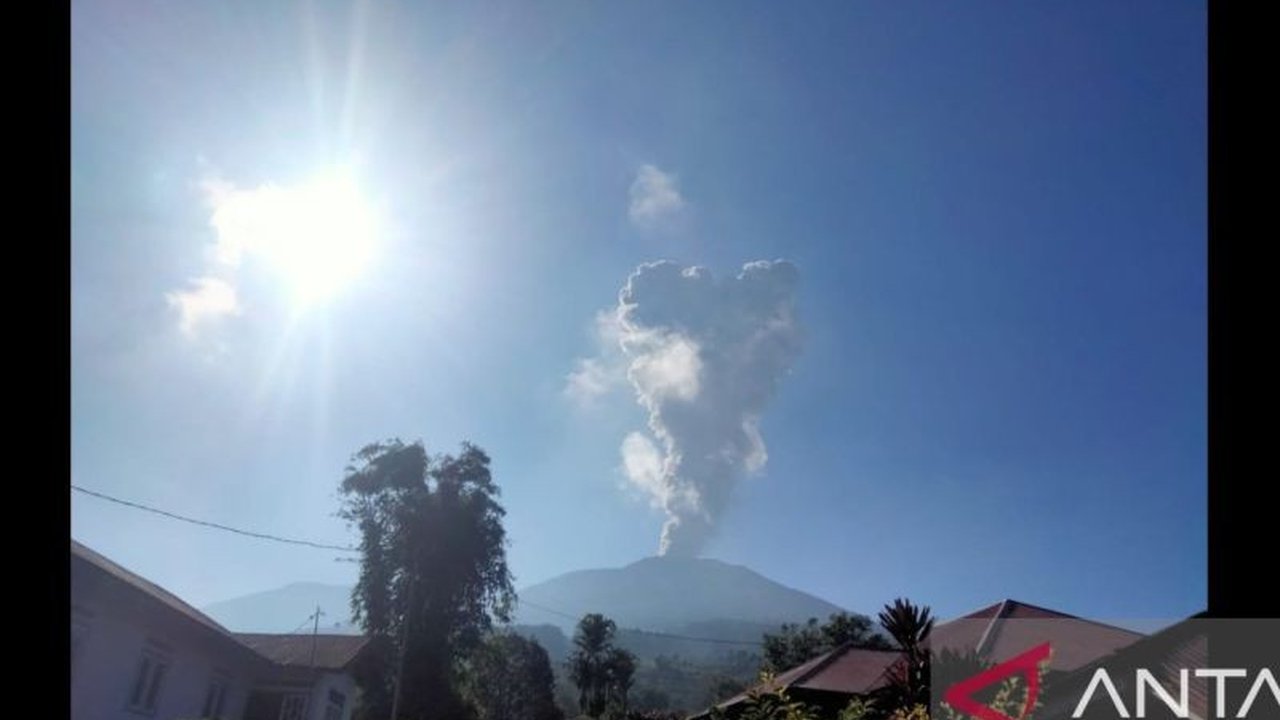 Gunung Marapi di Sumatera Barat kembali erupsi dengan kolom abu mencapai 1000 meter, PVMBG mengimbau masyarakat sekitar untuk tetap waspada dan menghindari radius 3 kilometer dari kawah.