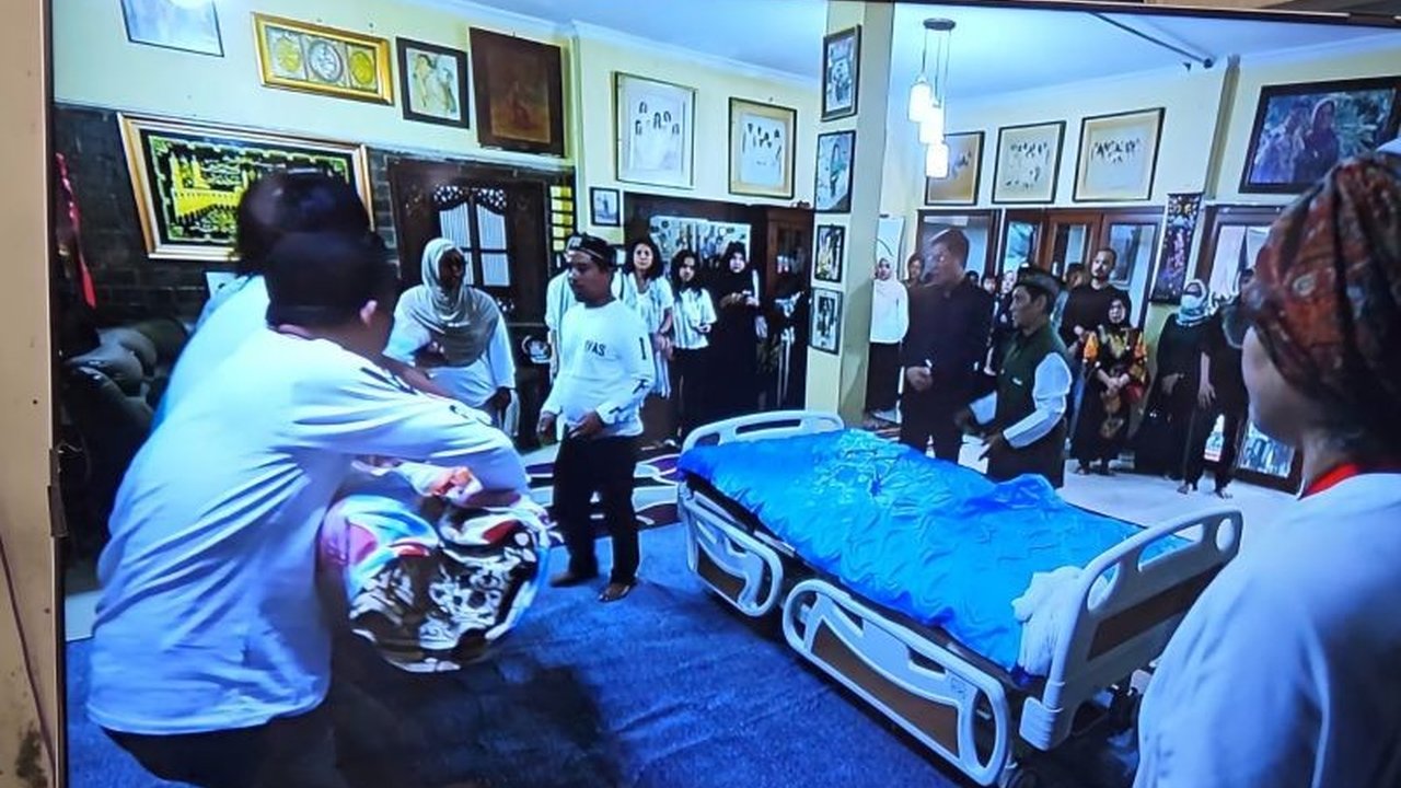 Proses pemakaman Iffet Veceha Sidharta (Bunda Iffet), ibunda asuh grup band Slank, telah berlangsung khidmat di markas Slank, Jalan Potlot, Jakarta Selatan, Minggu (27/4).