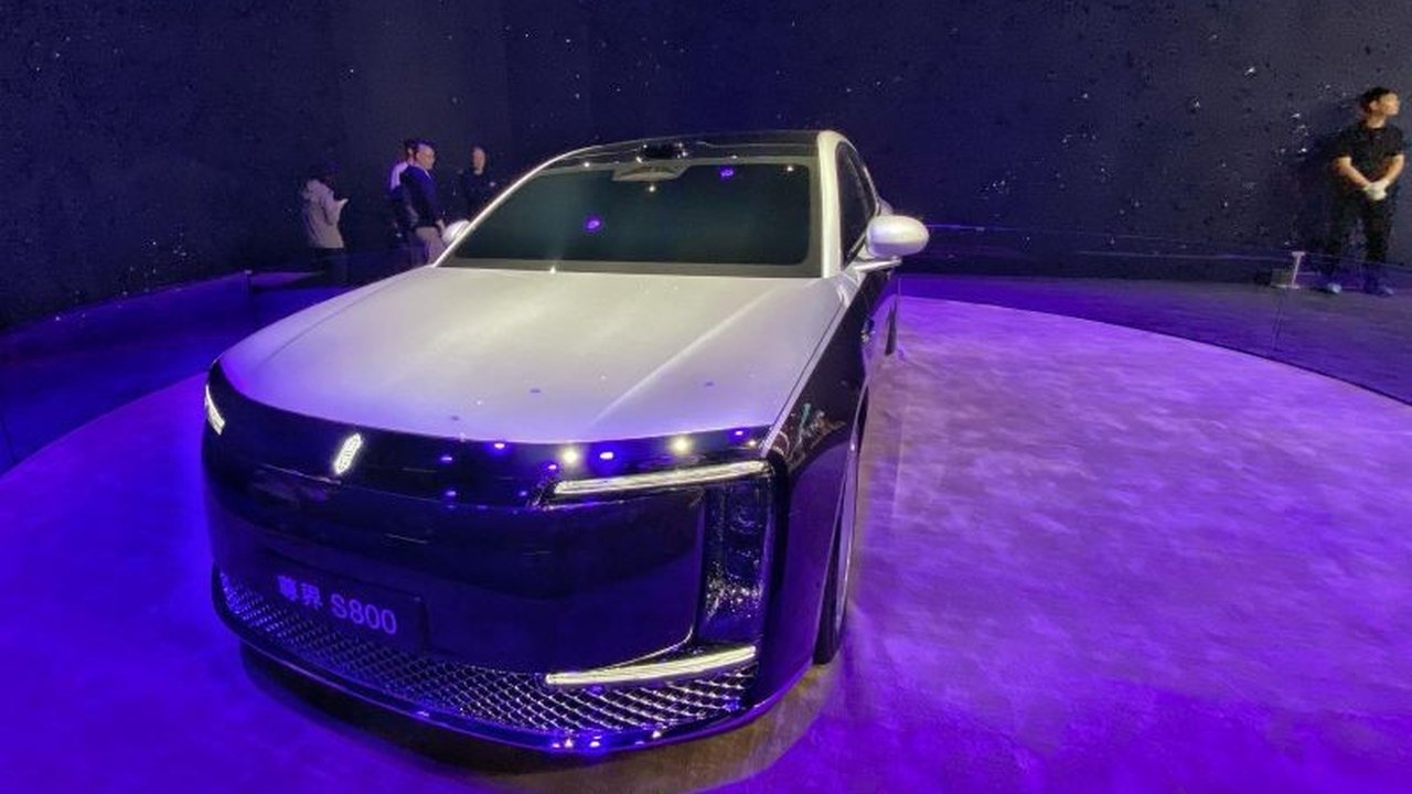 Maextro S800, hasil kolaborasi JAC dan Huawei, mencuri perhatian di Shanghai Auto Show 2025 dengan desain mewah dan teknologi canggihnya yang siap bersaing dengan Maybach.