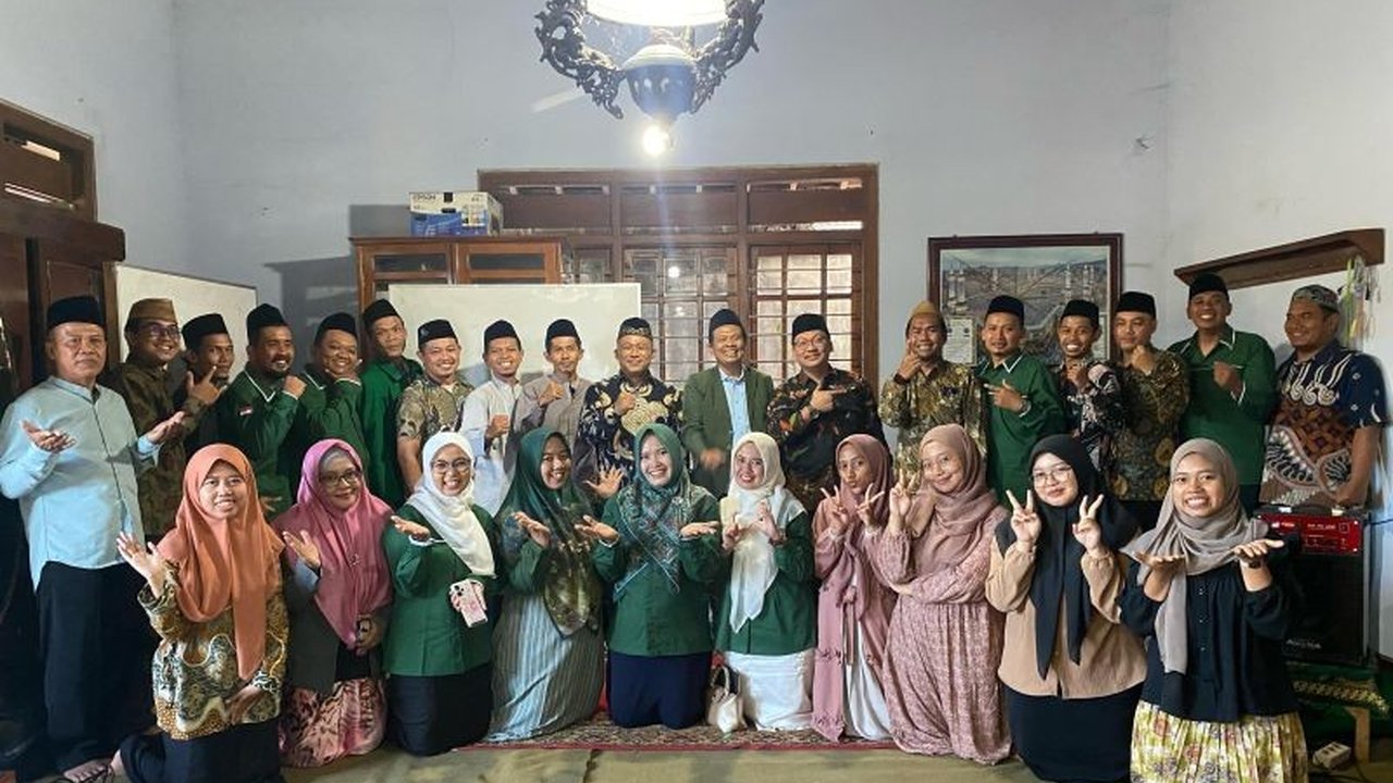 Ikatan Sarjana Nahdlatul Ulama (ISNU) Blitar bekali kadernya dengan kepemimpinan transformatif, mendorong perubahan positif dan adaptasi di era modern.