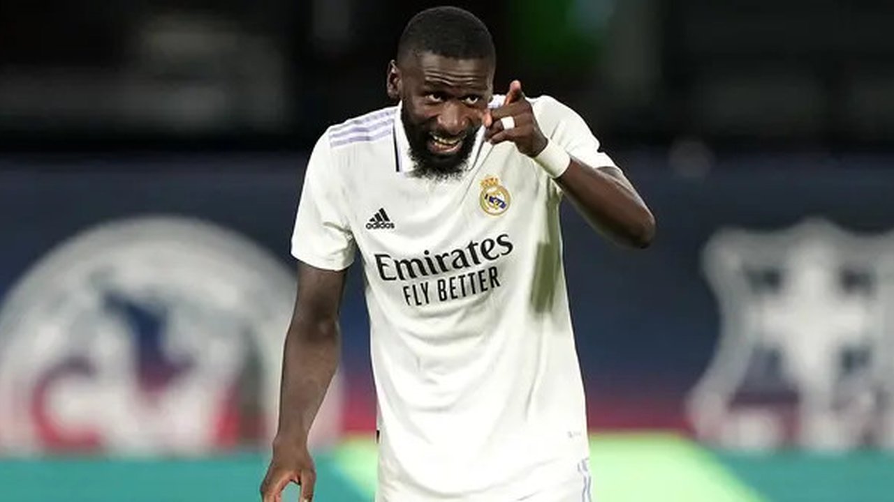 7. Antonio Rudiger yang merupakan pemain anyar Real Madrid diharapkan mampu menguatkan barisan pertahanan usai ditinggal Raphael Varane ke MU. Penampilan fantastisnya bersama Chelsea musim