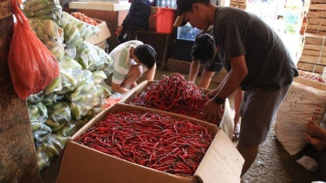 Pasar Induk Tanah Tinggi di Tangerang, Banten, mendistribusikan sekitar 3.000 ton komoditas pangan setiap harinya, melayani Jabodetabek dan Banten serta menjadi pusat percontohan pasar tradisional nasional.