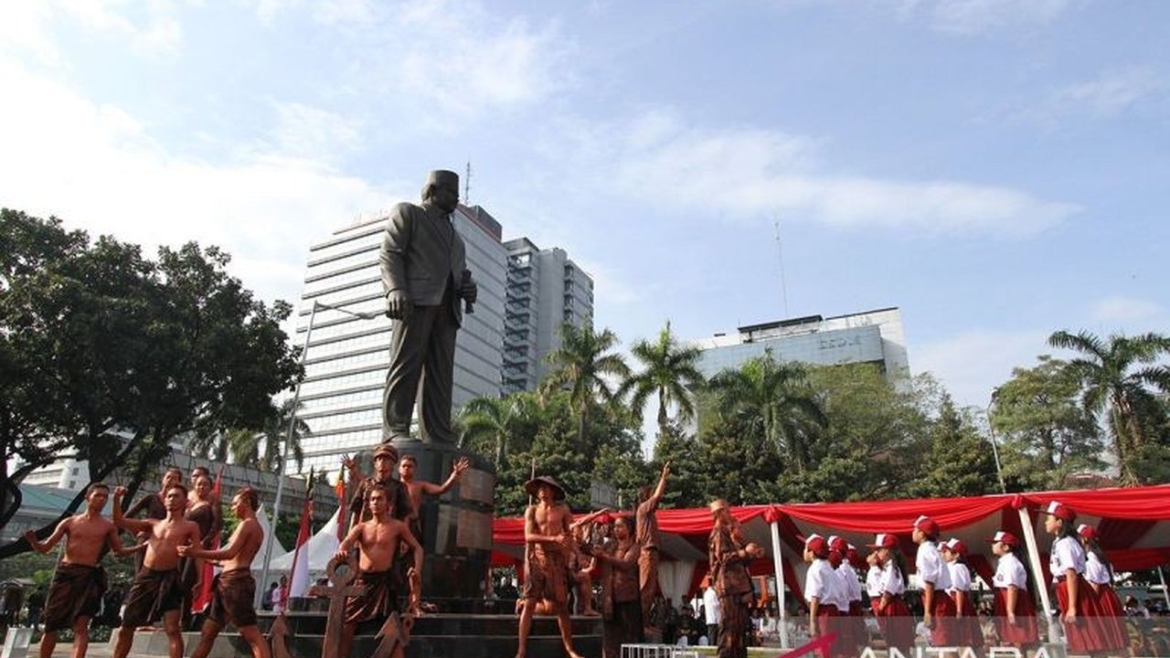 Gubernur DKI Jakarta, Pramono Anung, menilai patung MH Thamrin yang ada saat ini terlalu kecil dan perlu diganti dengan yang lebih besar, berlokasi di Jalan MH Thamrin, sebagai simbol kota Jakarta.