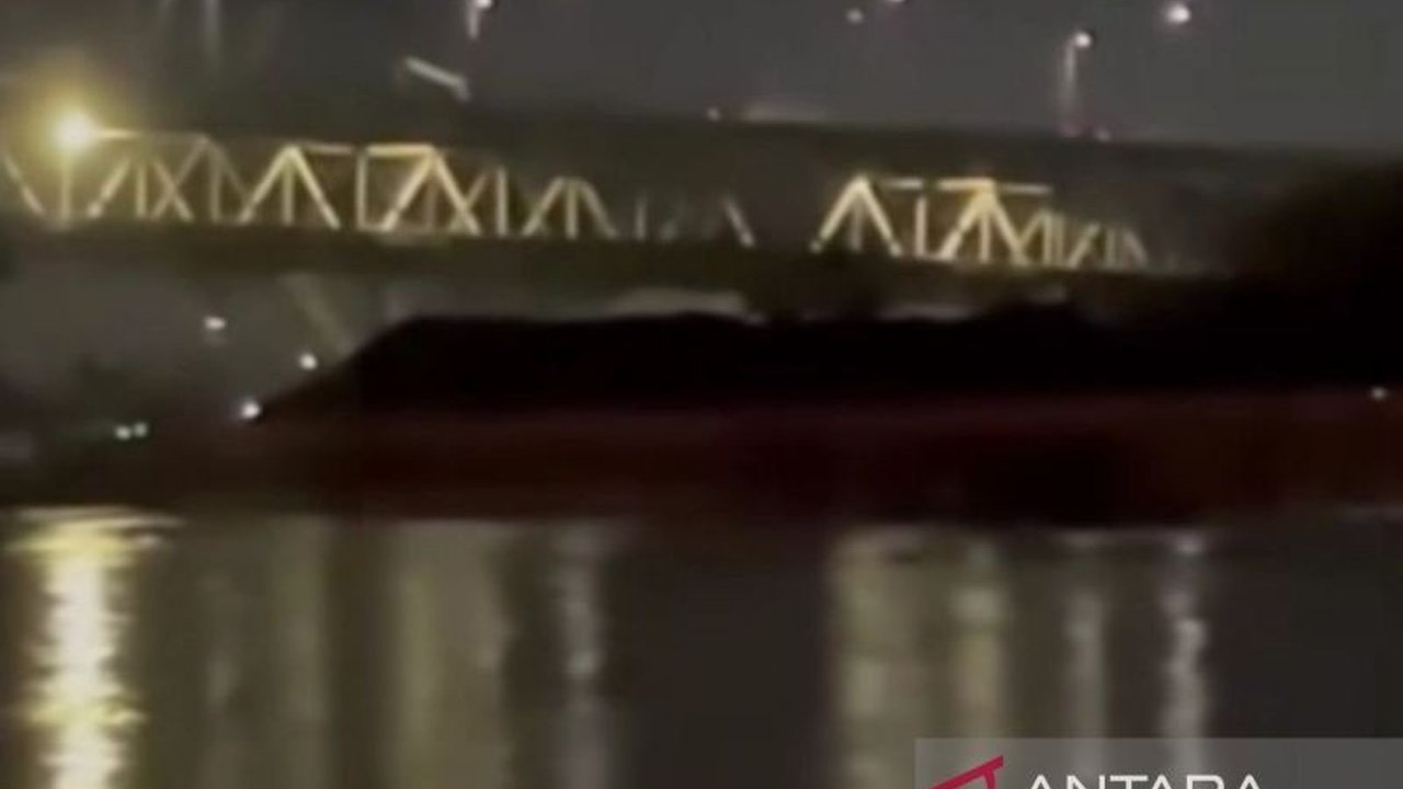 PT Pelindo Regional 4 Samarinda menjelaskan insiden tongkang menabrak Jembatan Mahakam di luar jam penggolongan, disebabkan tali pengikat putus, dan Pelindo membantu evakuasi; DPRD Kaltim minta pertanggungjawaban dan penutupan sementara lalu lintas jembat