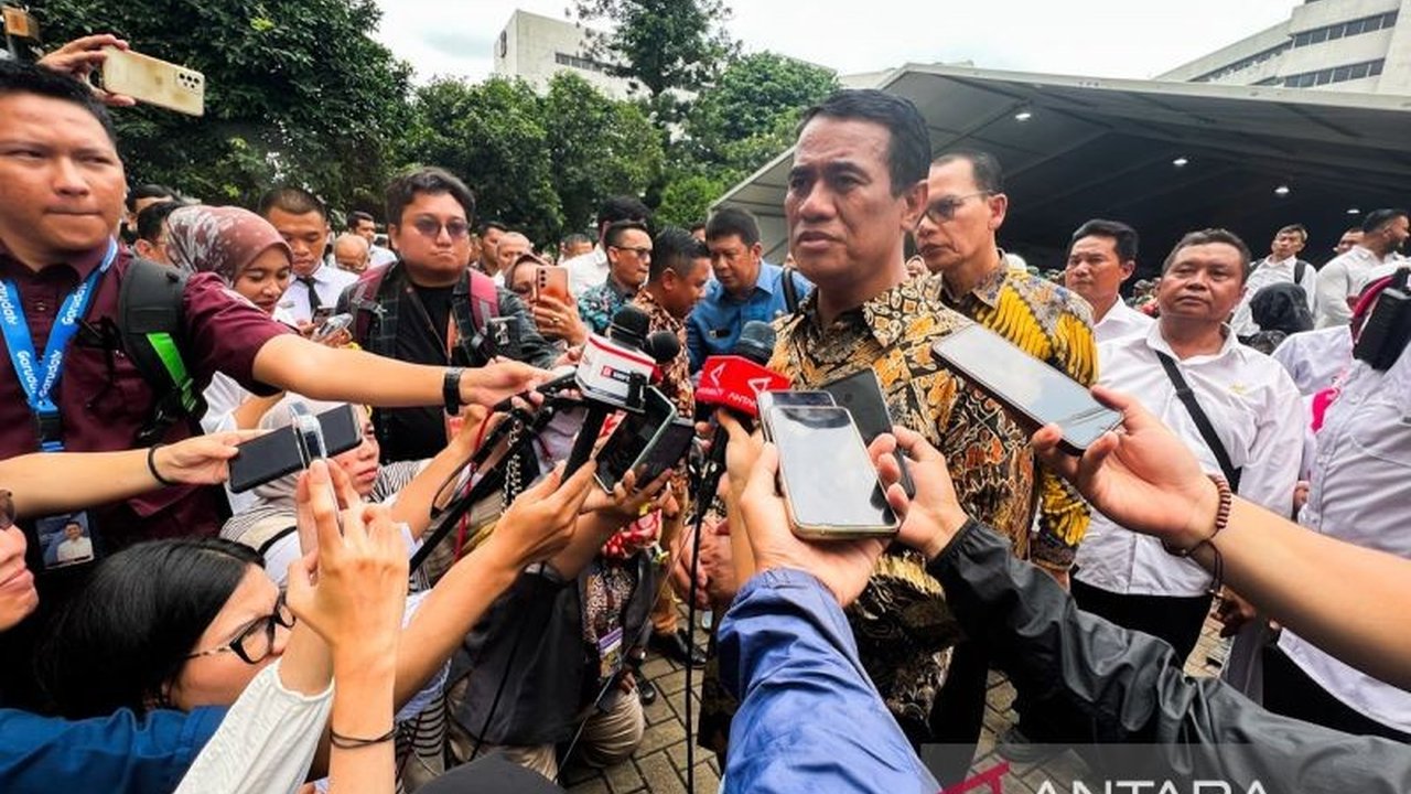 Menteri Pertanian Andi Amran Sulaiman memprioritaskan penguatan stok beras dalam negeri sebelum ekspor, meskipun produksi melimpah, guna menjaga ketahanan pangan nasional di tengah tantangan iklim global.
