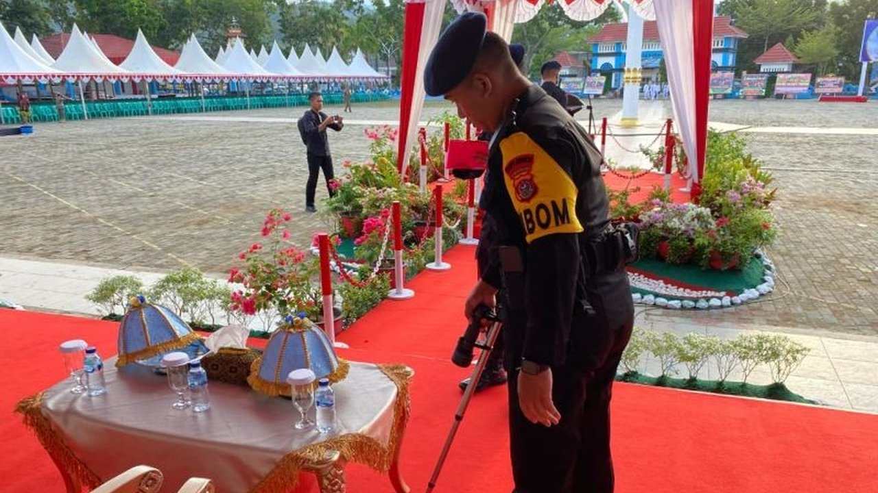 Detasemen Gegana Brimob Polda Sultra sterilisasi lokasi upacara HUT ke-61 Sulawesi Tenggara di Kolaka untuk memastikan keamanan dan kelancaran acara.