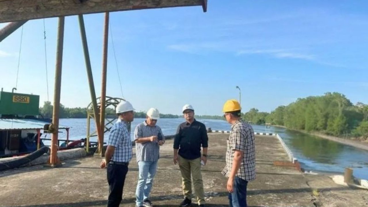 PTPN IV Regional III Riau berhasil mengapalkan 4.900 ton CPO melalui Pelabuhan Siak, langkah efisiensi logistik dan peningkatan perekonomian daerah.