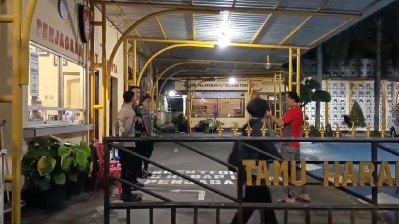 Polres Pacitan melimpahkan kasus ancaman bom Mapolres ke Polda Jatim setelah menangkap dua pelaku yang diduga mengancam akan meledakkan Mapolres pasca mediasi kecelakaan lalu lintas gagal.