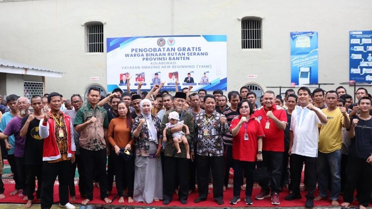 KH Embay Mulya Syarif menggelar pengobatan gratis dan bagi makanan bergizi untuk 205 warga binaan di Rutan Kelas IIB Serang, bekerja sama dengan YANB dan pihak Rutan.