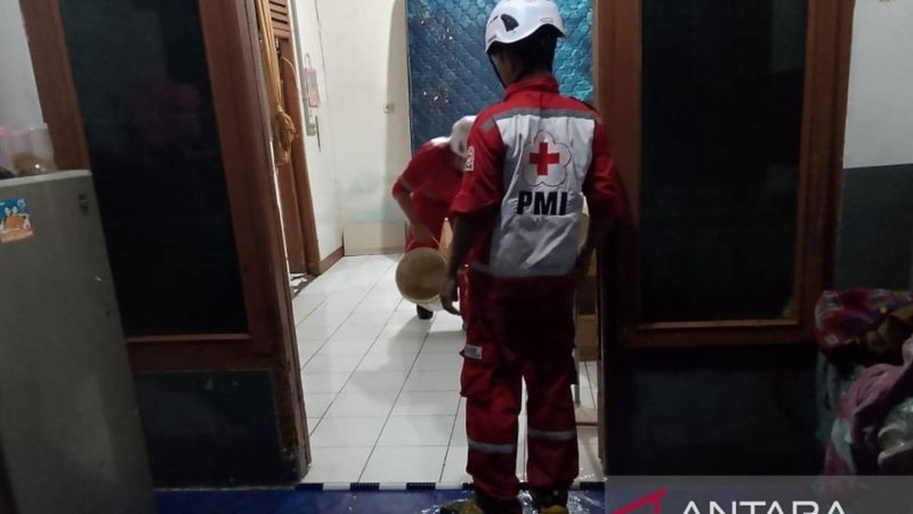 Banjir di empat kecamatan Cianjur mengakibatkan 230 rumah terdampak dan ratusan warga mengungsi sementara, kini proses pembersihan lumpur sedang berlangsung.