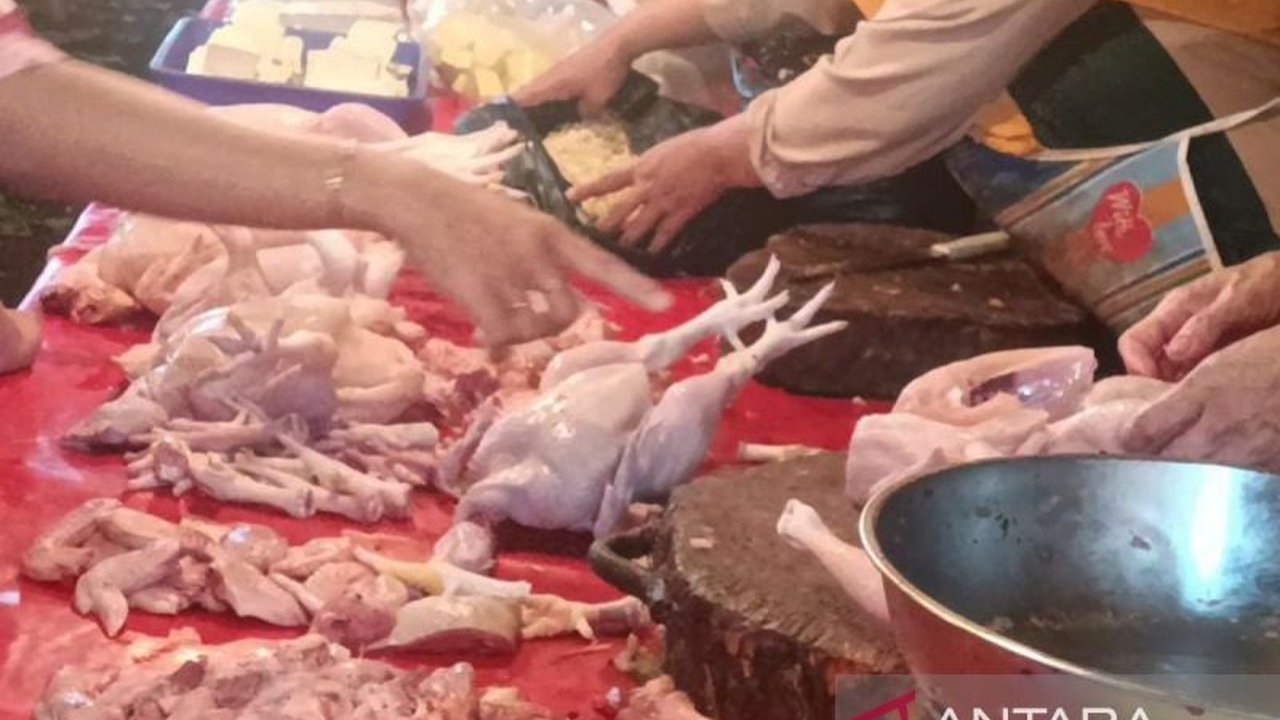 Harga daging ayam potong di Kota Bengkulu naik menjadi Rp29.000 per kilogram akibat berkurangnya pasokan dari luar daerah, sementara harga beberapa komoditas lain justru turun.