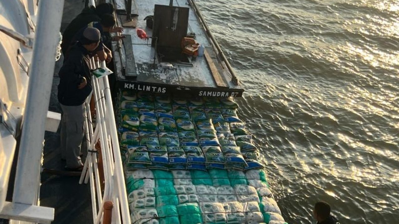 Kapal Patroli KN. Gajah Laut-404 berhasil menggagalkan penyelundupan 5 ton beras dan 14,6 ton gula pasir asal Malaysia di perairan Sebatik, Nunukan, Kalimantan Utara.