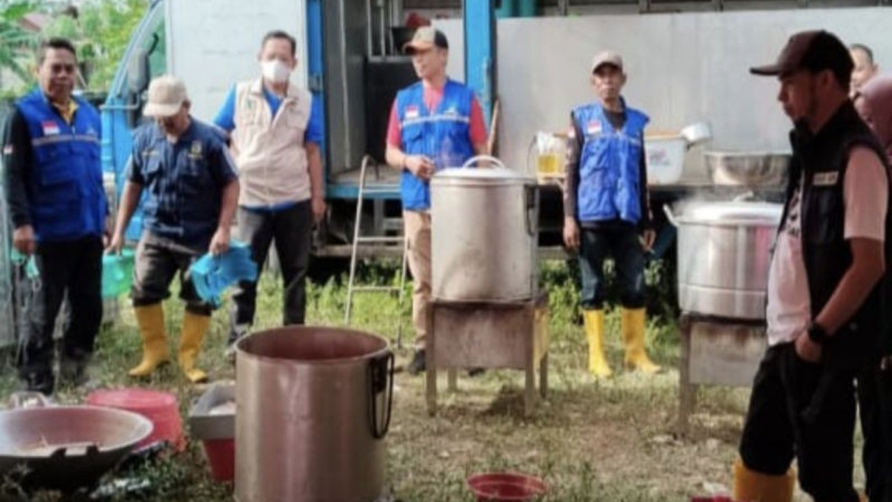 Dinas Sosial Kota Palu mendirikan dapur umum untuk memenuhi kebutuhan makanan 900 warga yang terdampak banjir di Kelurahan Kabonena dan Silae, Kecamatan Ulujadi.