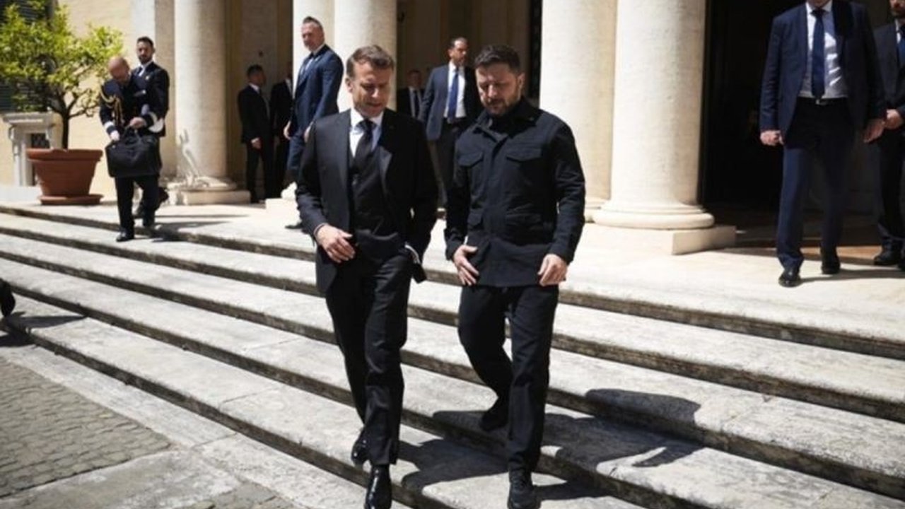 Presiden Ukraina Volodymyr Zelenskyy menjadikan Roma sebagai pusat diplomasi intensif, bertemu dengan sejumlah pemimpin dunia, termasuk Presiden AS Donald Trump dan PM Inggris Keir Starmer, untuk membahas upaya perdamaian dan dukungan Ukraina.