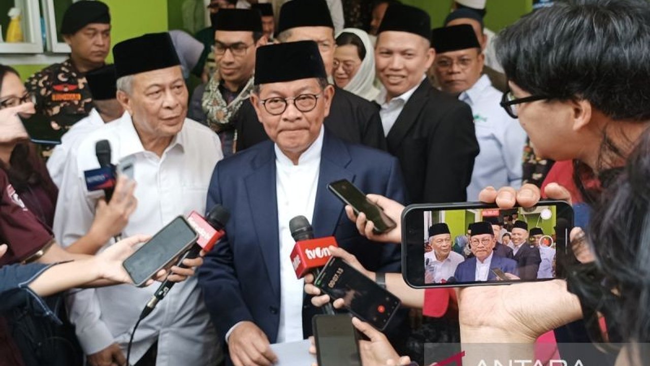 Gubernur DKI Jakarta, Pramono Anung, meluncurkan program pemutihan ijazah untuk mengatasi masalah belasan ribu ijazah yang tertahan di sekolah-sekolah karena ketidakmampuan pemiliknya untuk menebus biaya administrasi.