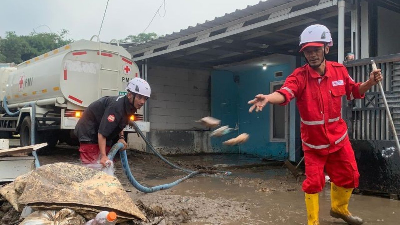 Damkar Cianjur kerahkan dua unit mobil damkar dan tangki air untuk membantu membersihkan lumpur sisa banjir di Sukaluyu dan Karangtengah, ratusan rumah warga terdampak.